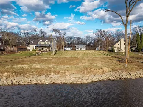 99 Nn Queen Oaks Dr, Machesney Park, IL 61115