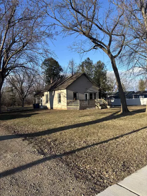 621 Michigan St, Omro, WI 54963