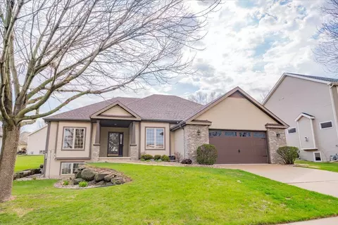 913 Eagle Crest Dr, Madison, WI 53704