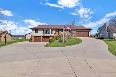 6010 Woodland Dr, Waunakee, WI 53597