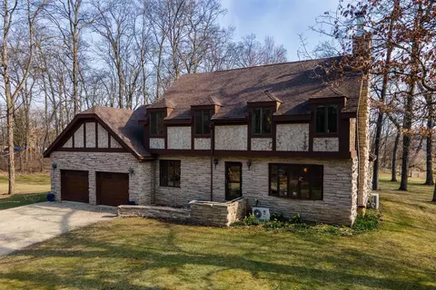 3860 Amber Ln, Deerfield, WI 53531