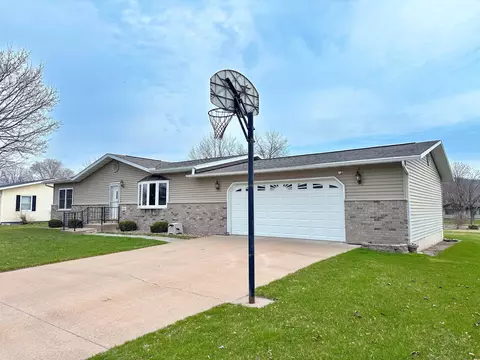 1526 S 12th St, Prairie Du Chien, WI 53821