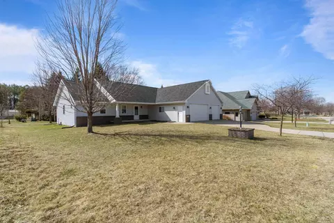 621 Voyagers Trl, Berlin, WI 54923