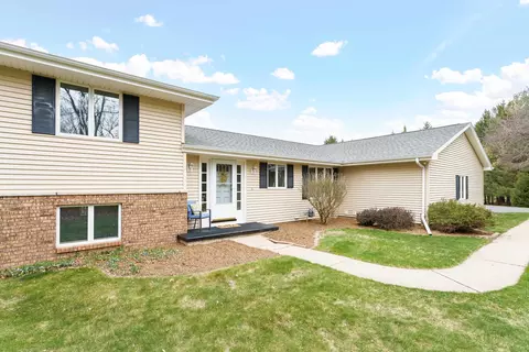 3318 W Rollingwood Dr, Janesville, WI 53545