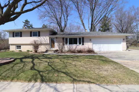 422 Woodview Dr, Sun Prairie, WI 53590