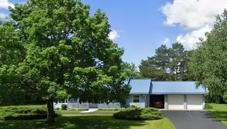 1935 N Dousman Rd, Oconomowoc, WI 53066