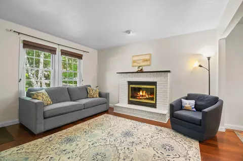 2 Oak Glen Ct, Madison, WI 53717