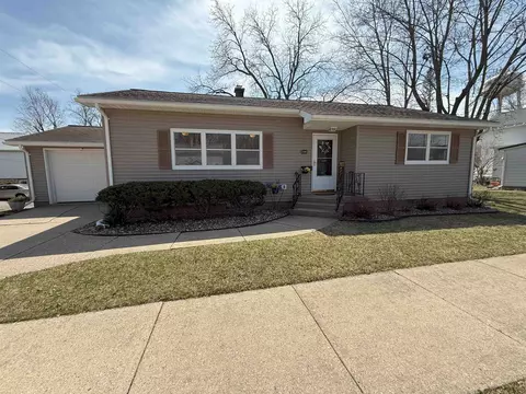 240 5th St, Reedsburg, WI 53959
