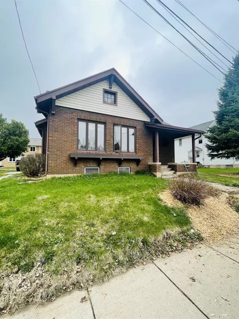 250 N Bonson St, Platteville, WI 53818