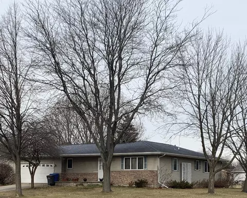 866 Oakwood Ln, Watertown, WI 53094