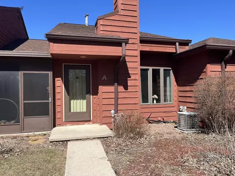 2240 Meadowbrook Ct, Oshkosh, WI 54904