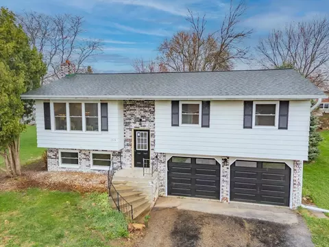 1215 10th St, Baraboo, WI 53913