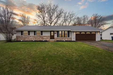 425 N Wuthering Hills Dr, Janesville, WI 53546