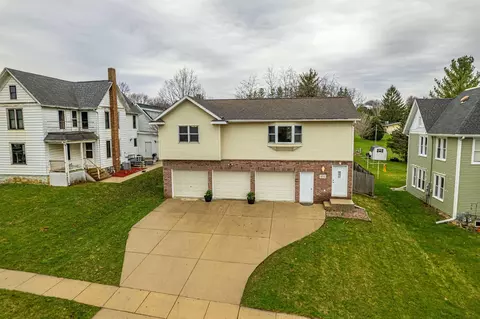 815 5th St, New Glarus, WI 53574