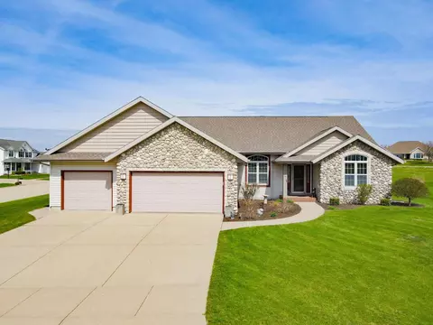 942 Cambridge Dr, Janesville, WI 53548