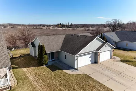 909 New Hampton Dr, Oregon, WI 53575