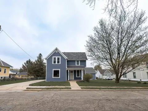 214 W Clarence St, Dodgeville, WI 53533