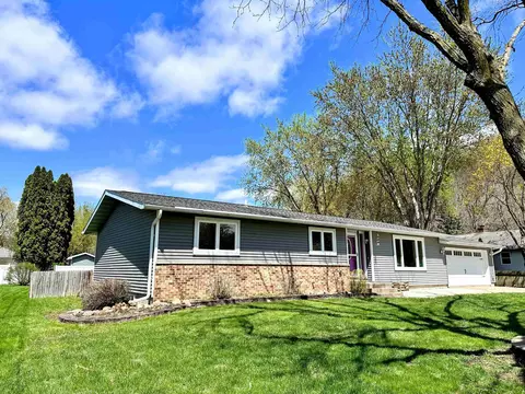 1207 E Iowa St, Prairie Du Chien, WI 53821