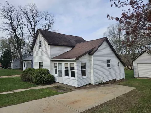 617 Center St, Wonewoc, WI 53968