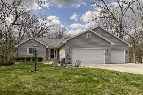 2049 W Glenmoor Ln, Janesville, WI 53545