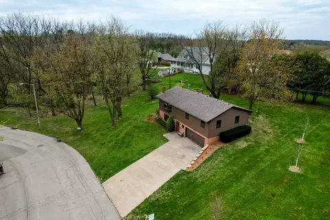 1255 Sunset Dr, Platteville, WI 53818