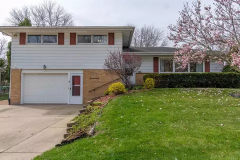 1405 Arrowood Dr, Madison, WI 53704