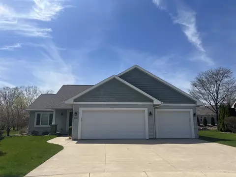 1045 John Moore Dr, Oshkosh, WI 54904