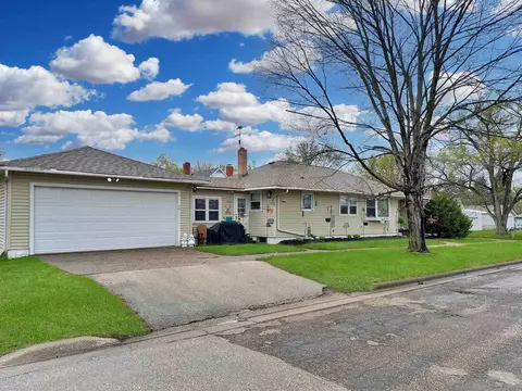 902 E Broadway St, Prairie Du Chien, WI 53821