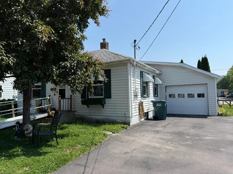 202 Badger Dr, Baraboo, WI 53913