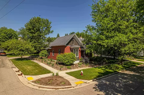 819 1st St, New Glarus, WI 53574