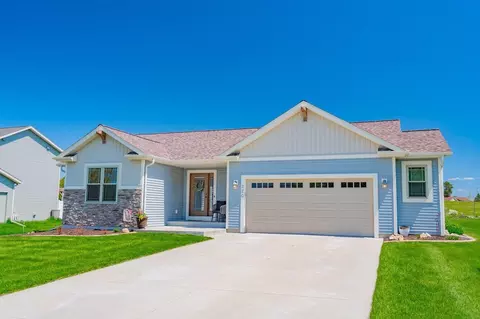 220 Crestview Ln, Lake Mills, WI 53551