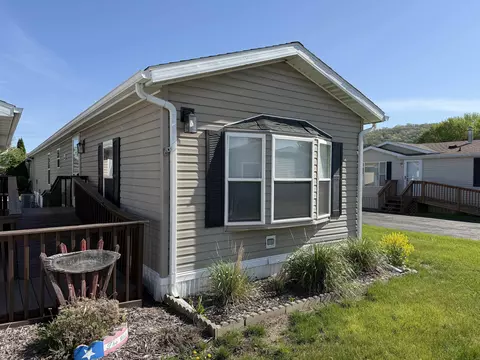 33150 Donna Dr #14, Prairie Du Chien, WI 53821