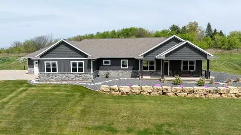 4190 Bluff Point Ct, Hazel Green, WI 53811