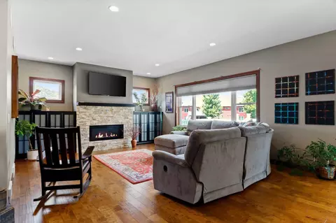 805 Mourning Dove Dr, Cottage Grove, WI 53527