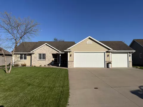 1923 Creek Side Dr, Neenah, WI 54956