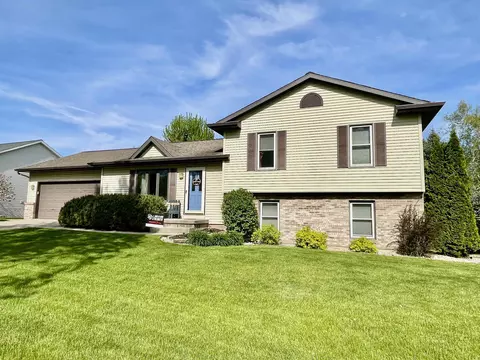 404 Nightingale Ln, Cottage Grove, WI 53527