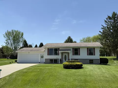 2745 Hilltop Dr, Sun Prairie, WI 53590