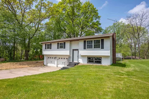 1725 Algonquin Dr, Baraboo, WI 53913