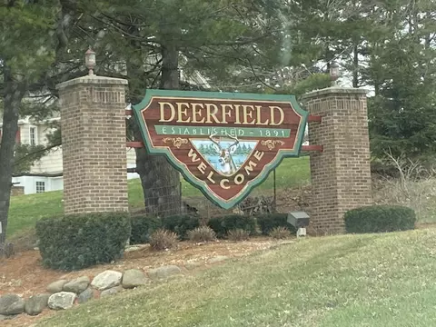 74 Oak Ridge Trl, Deerfield, WI 53531