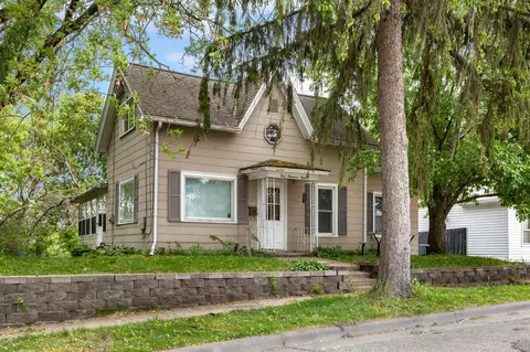 109 1st Ave, Baraboo, WI 53913
