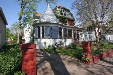 1447 Charles St, La Crosse, WI 54603