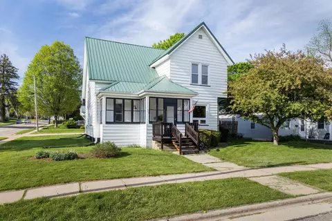 214 W Division St, Dodgeville, WI 53533