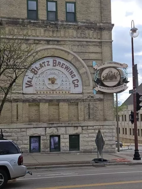 270 E Highland Ave #935, Milwaukee, WI 53202