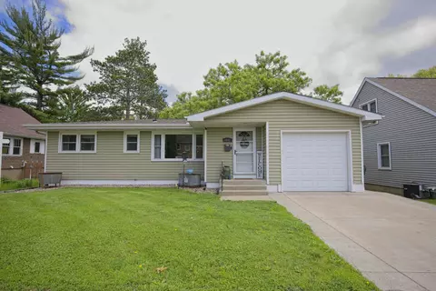 1037 W Wisconsin St, Portage, WI 53901