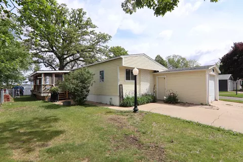 84 Falling Creek Cir, Janesville, WI 53548