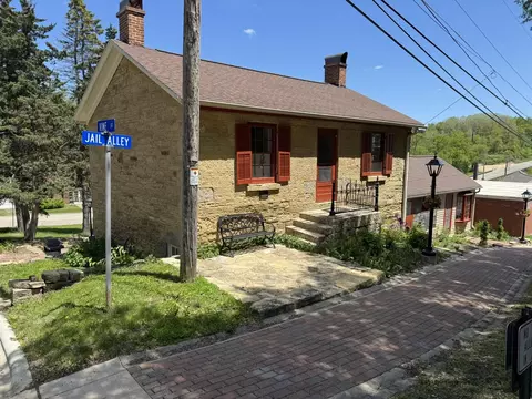 51 Jail Aly, Mineral Point, WI 53565