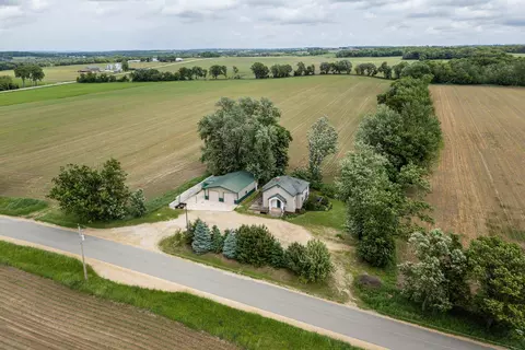 n2902 Hilltop Road, Markesan, WI 53946