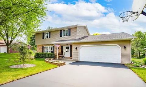 417 Raintree Dr, Fort Atkinson, WI 53538
