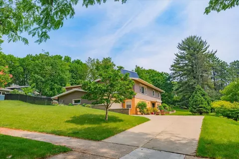 5029 Lacrosse Ln, Madison, WI 53705