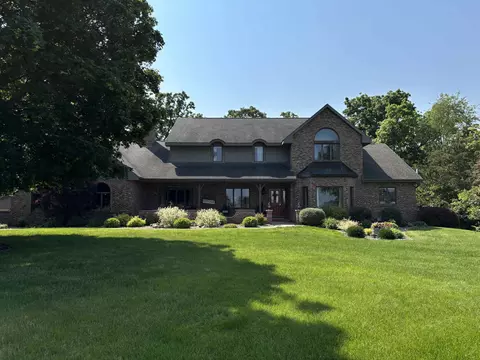 2555 W Deer Path Trl, Janesville, WI 53545